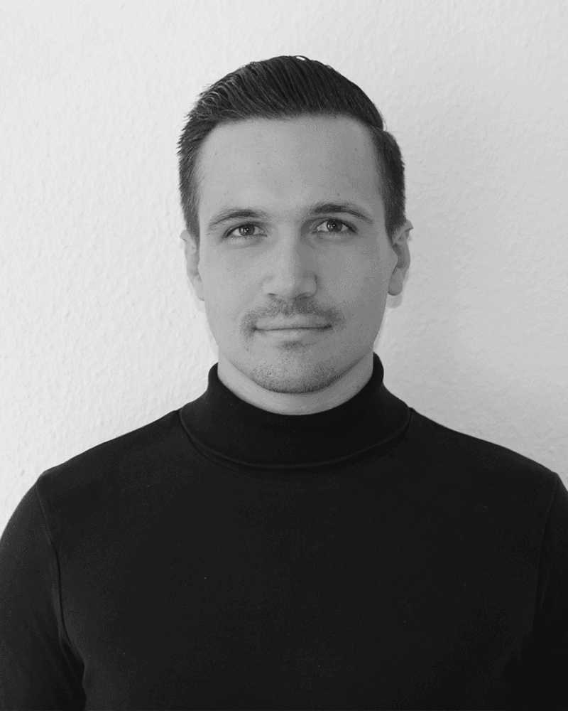 Porträtfoto Von Leonard Pech, Standortleiter Bei Home Music Teachers, In SchwarzWeiß Aufgenommen.