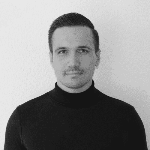 Porträtfoto Von Leonard Pech, Standortleiter Bei Home Music Teachers, In SchwarzWeiß Aufgenommen.