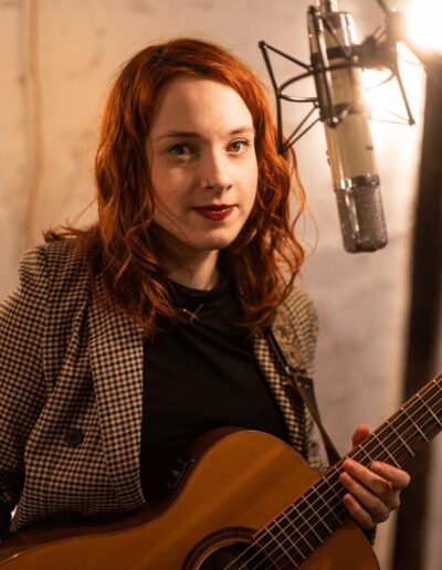 Julia Ist Musiklehrerin Für Gitarre In Würzburg.