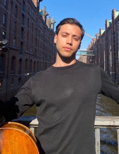 Antonio Lo Curto ist Musiklehrer für Cello in Hamburg
