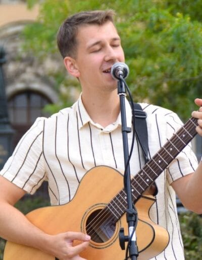 Lawrence gibt Unterricht auf der Gitarre in Dresden